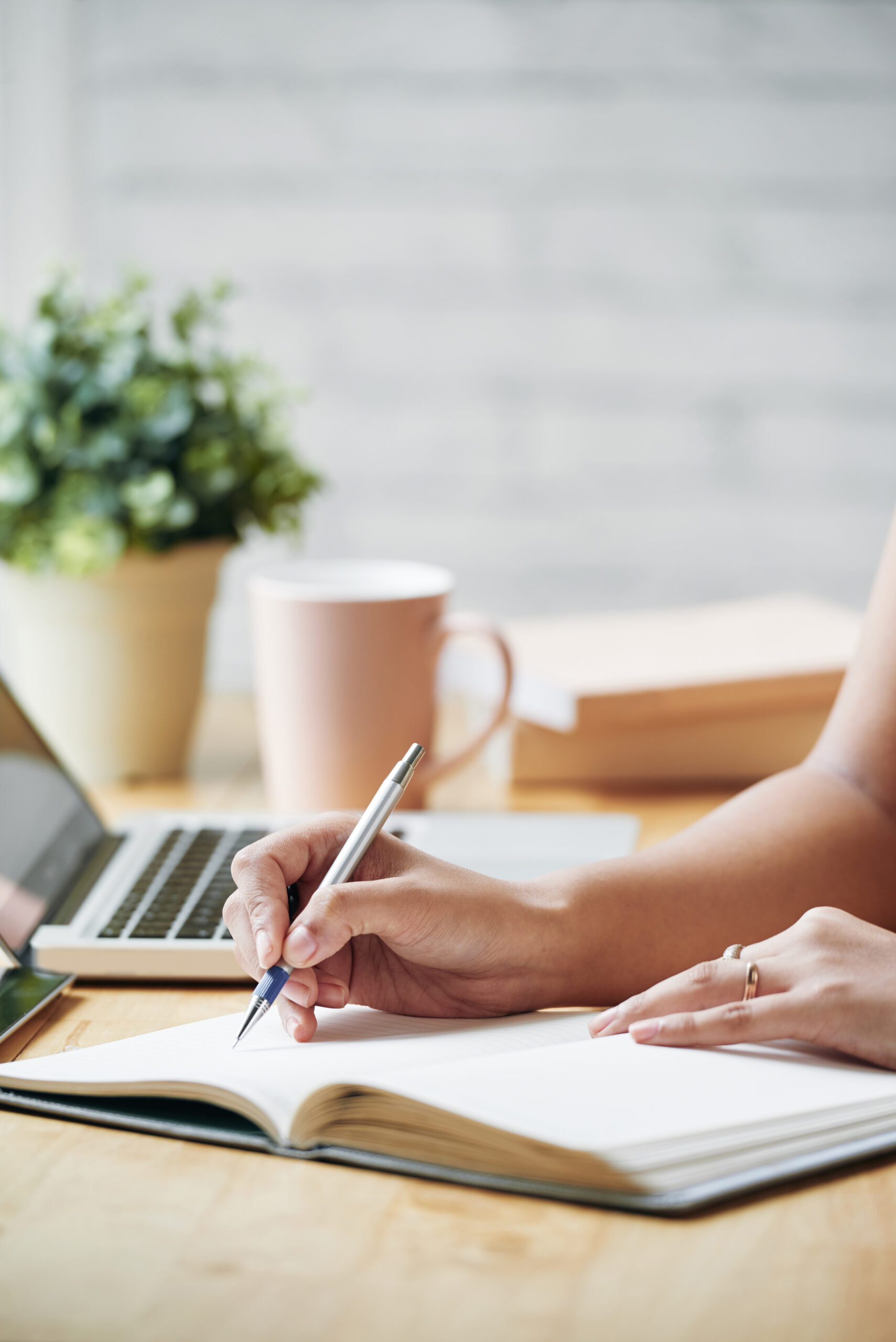 Planning new week Clavier d’ordinateur portable sur un bureau